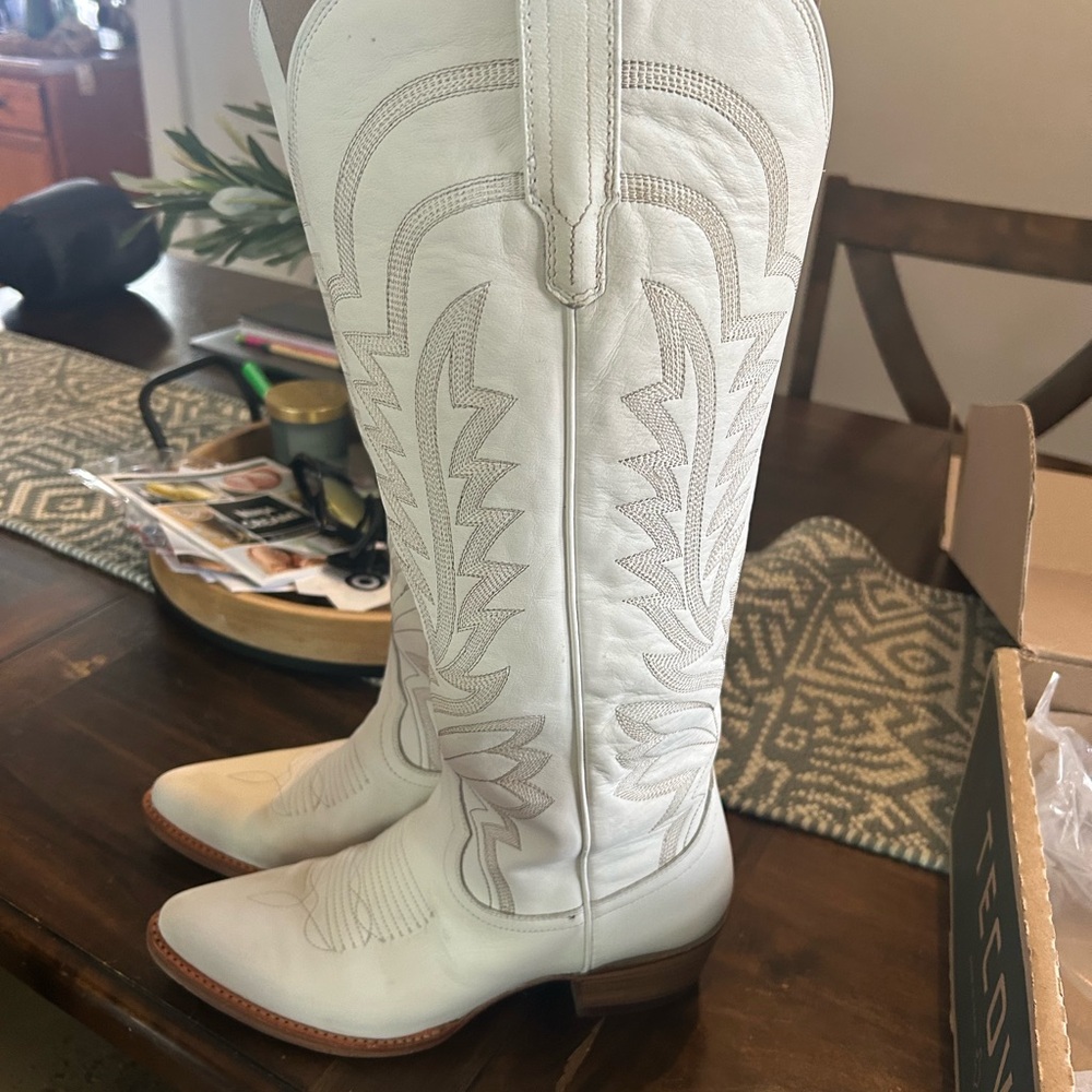 Tecovas Abby Snow Bovine Western Boots Size 9- like new